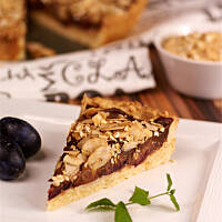 Tarta śliwkowa z masą czekoladowo-kajmakową i prażonymi płatkami z miodem