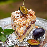 Śliwkowiec kruszonkowy z bezą