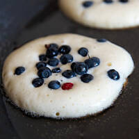 Placuszki omletowe z jagodami - puszyste i delikatne