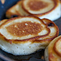 Placuszki omletowe z jagodami - puszyste i delikatne