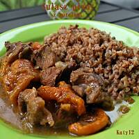 Gulasz piwny z morelami 