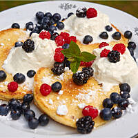 Omleciki ziarniste z bitą śmietaną i owocami