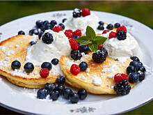 Fot. Wkn, Omleciki ziarniste z bitą śmietaną i owocami