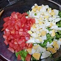 Salatka energetyczna  z soczewicą i jajkiem