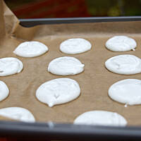 Bezy limonkowe z kremem i owocami ogrodu