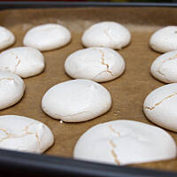 Bezy limonkowe z kremem i owocami ogrodu