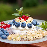 Bezy limonkowe z kremem i owocami ogrodu