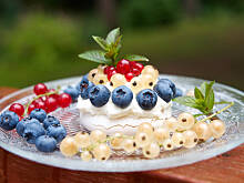 Fot. Wkn, Bezy limonkowe z kremem i owocami ogrodu