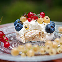 Bezy limonkowe z kremem i owocami ogrodu