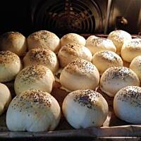 Drożdzowe bułki z kaszą gryczaną, pieczarkami, cebulką i ziemniakami