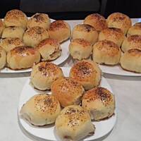 Drożdzowe bułki z kaszą gryczaną, pieczarkami, cebulką i ziemniakami