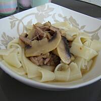 Tagliatelle z indykiem i pieczarkami.