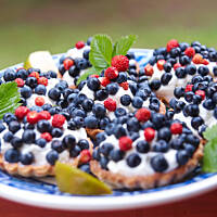 Kruche babeczki z jagodami i bitą śmietaną