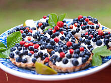 Fot. Wkn, Kruche babeczki z jagodami i bitą śmietaną