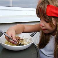 Tagliatelle z indykiem i pieczarkami.