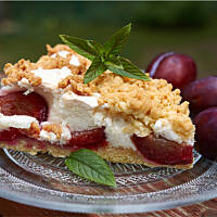 Placek półkruchy ze śliwkami i bezą