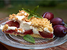 Fot. Wkn, Placek półkruchy ze śliwkami i bezą