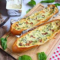 Łódeczkowe bagietki z białym serem i szpinakiem