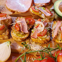 Grzanki serowe z pastą awokado