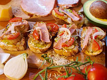 Fot. Wkn, Grzanki serowe z pastą awokado