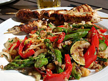 Fot. katy12, Sałatka z grillowanych warzyw z kaszą gryczaną i cieciorką