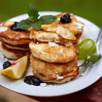 Puszyste placuszki ryżowe z jabłkami i brzoskwinią