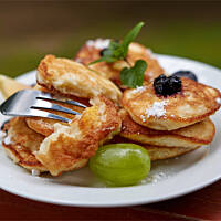 Puszyste placuszki ryżowe z jabłkami i brzoskwinią