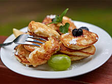 Fot. Wkn, Puszyste placuszki ryżowe z jabłkami i brzoskwinią