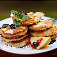 Puszyste placuszki ryżowe z jabłkami i brzoskwinią