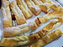 Fot. nadia, Faworki z ciasta francuskiego