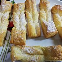 Faworki z ciasta francuskiego