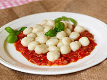 Fot. Wkn, Gnocchi z pomidorami, bazylią i czosnkiem