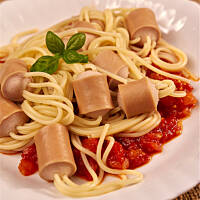 Parówki nadziewane makaronem spaghetti