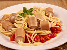 Fot. Wkn, Parówki nadziewane makaronem spaghetti