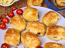 Fot. Wkn, Poduszeczki z serem i szynką