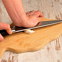 Jak obierać czosnek?