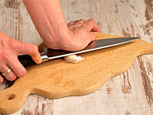 Fot. Wkn, Jak obierać czosnek?