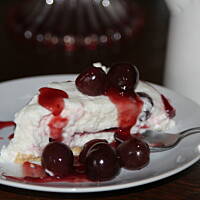 Sernik o lekkim smaku kokosu z czereśniami