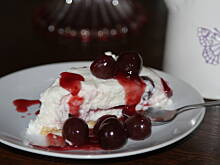 Fot. mariolek8, Sernik o lekkim smaku kokosu z czereśniami