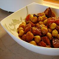 chorizo z ciecierzycą i pomidorami