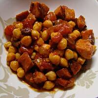 chorizo z ciecierzycą i pomidorami