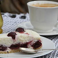 Sernik o lekkim smaku kokosu z czereśniami