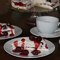 Sernik o lekkim smaku kokosu z czereśniami