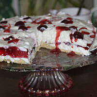 Sernik o lekkim smaku kokosu z czereśniami