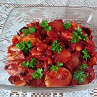 Sałatka ziemniaczana z duszonych warzyw z krewetkami i suszonymi pomidorami 