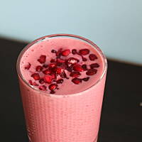 koktajl truskawkowy z miodem i granatem