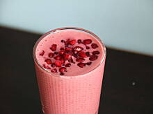 Fot. Wróbelek, koktajl truskawkowy z miodem i granatem