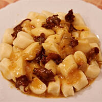 Kopytka leniwe z sosem z suszonych kurek