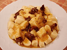 Fot. Wkn, Kopytka leniwe z sosem z suszonych kurek