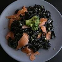 Czarny makaro z sosem smietanowo-brokułowym z łososiem